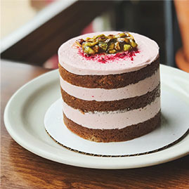 Photographie d'un dessert étagé.